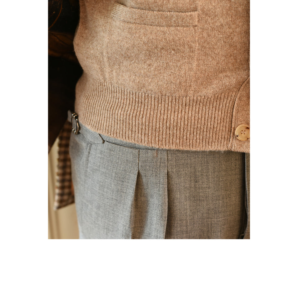 Lambswool short sleeveless cardigan - beige_waist styled