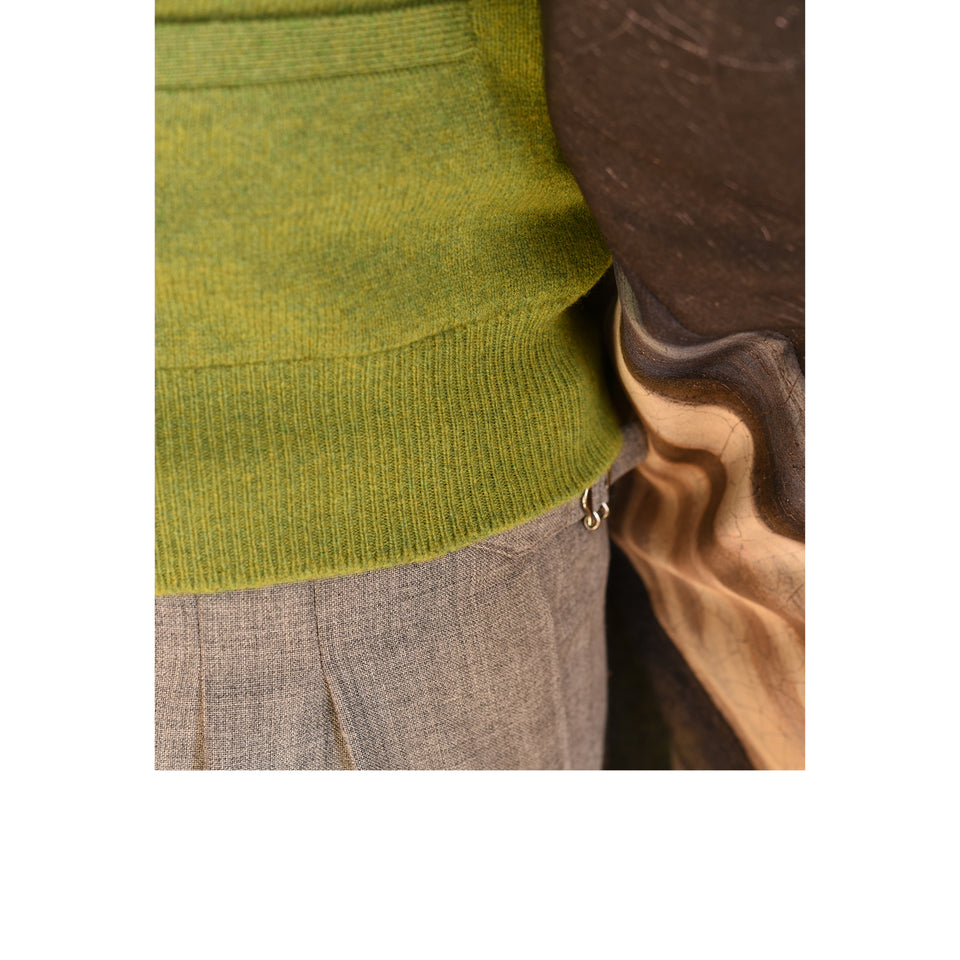 Lambswool short sleeveless cardigan - moss green_waist styled