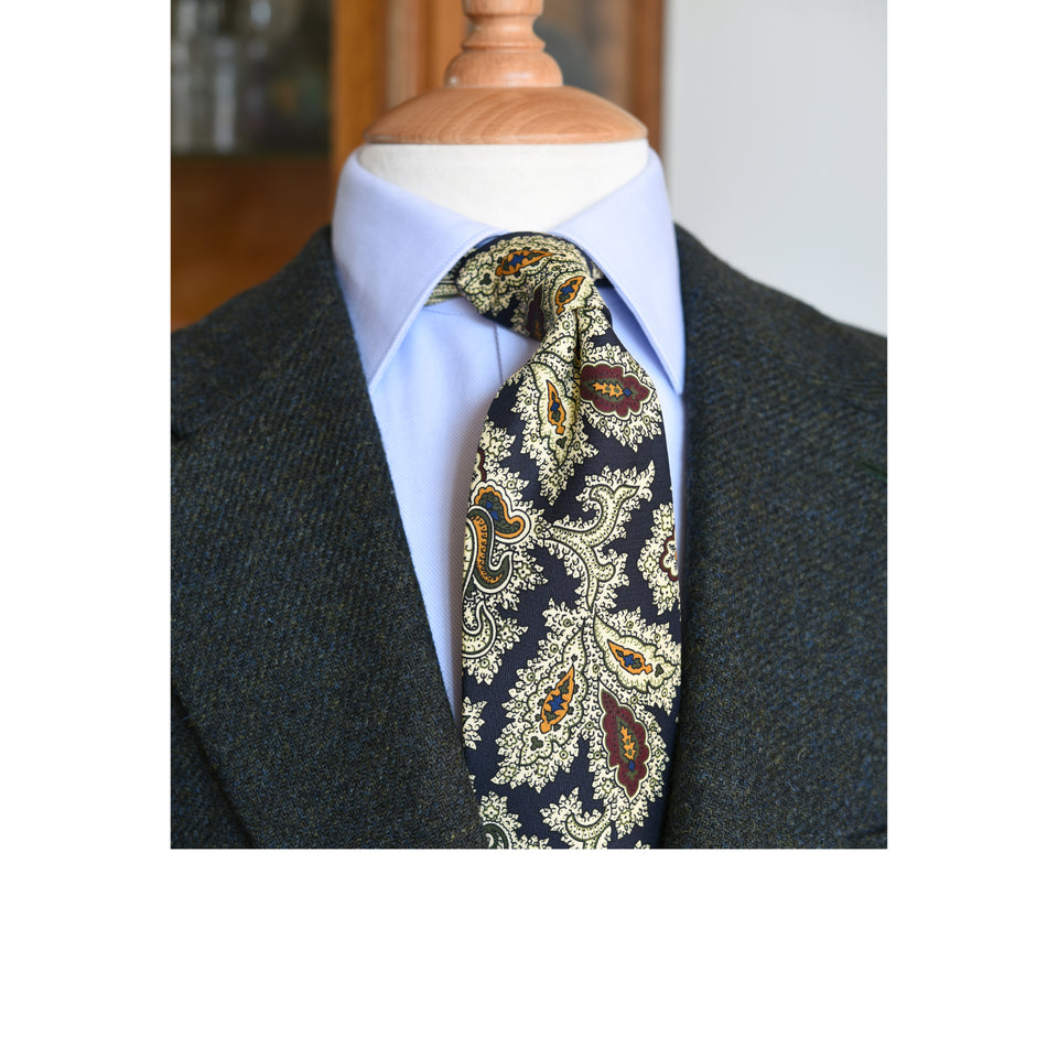 Amidé Hadelin | 8-fold handprinted silk paisley tie, navy_styled