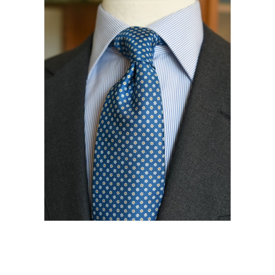 Amidé Hadelin | 6-fold handprinted silk floral tie, blue_styled