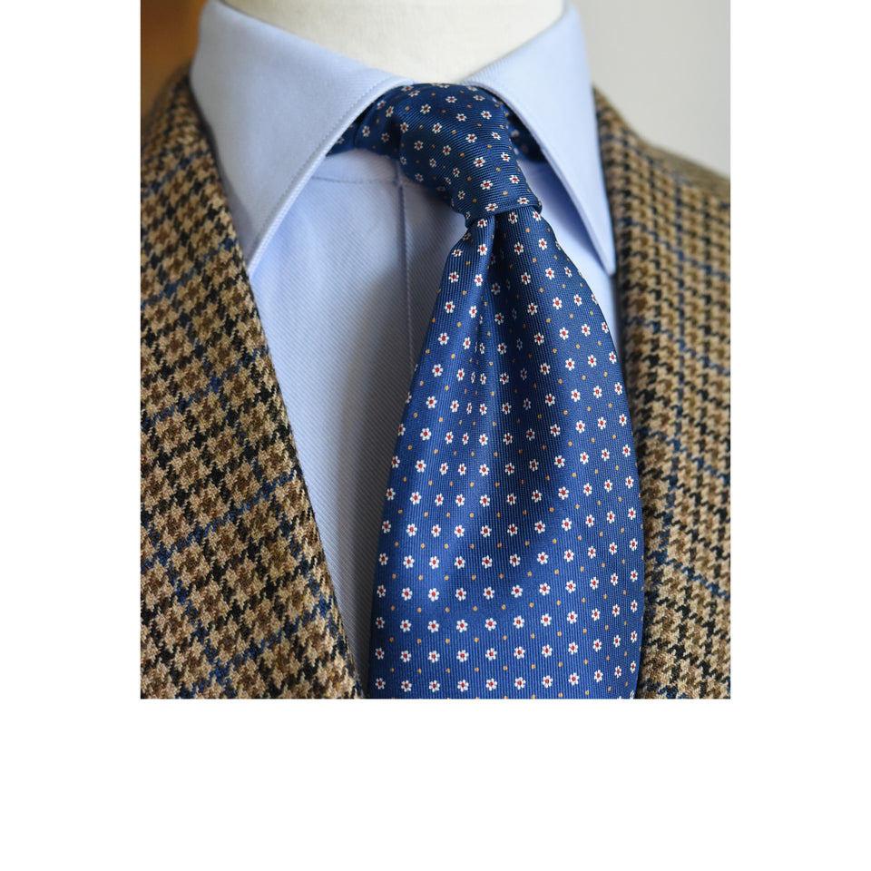 Amidé Hadelin | 9-fold handprinted silk floral tie untipped, blue_styled