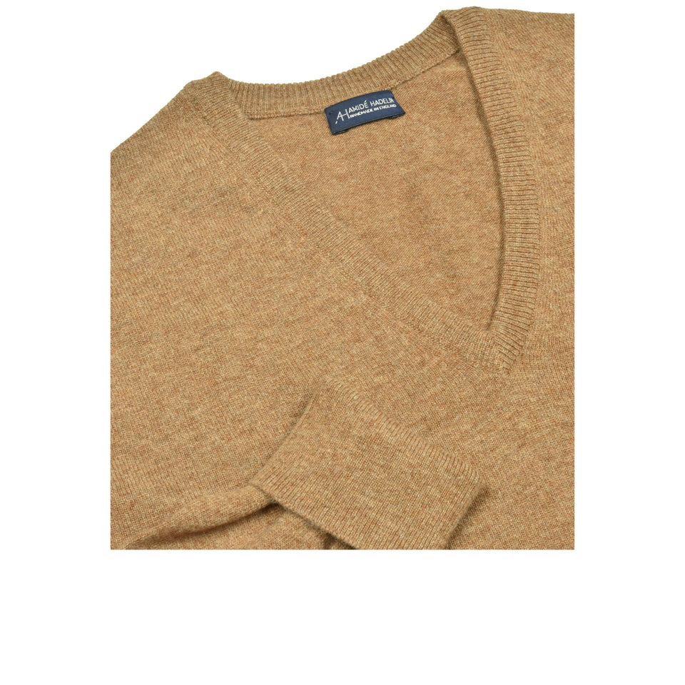 Amidé Hadelin | Super Geelong V-neck jumper - medium brown_neck