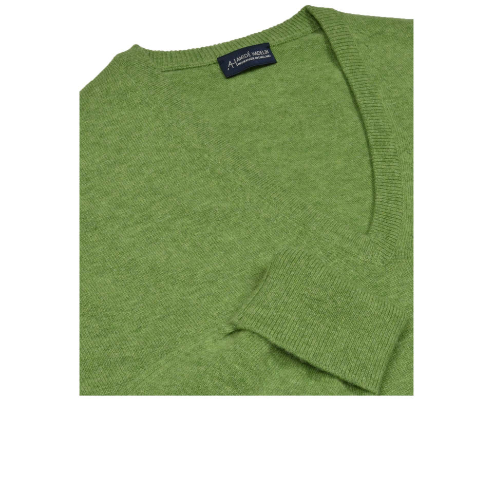 Amidé Hadelin | Super Geelong V-neck jumper - light green_neck