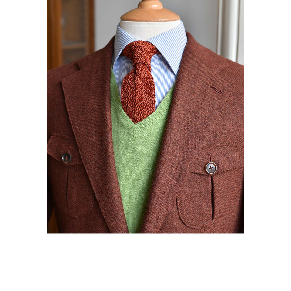 Amidé Hadelin | Super Geelong V-neck jumper - light green_styled