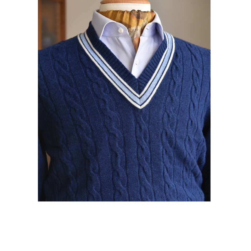 Amidé Hadelin | Wool V-neck cricket jumper - blue/ecru/light blue_styled