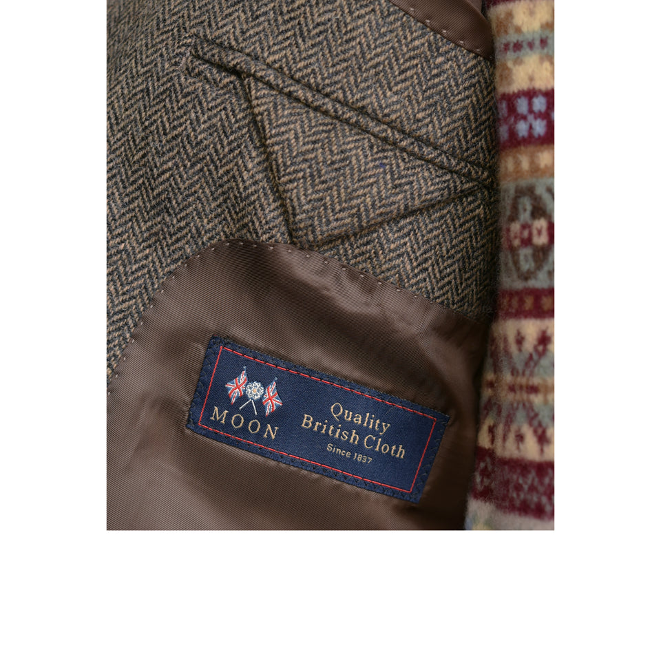 Amidé Hadelin | MTO | Abraham Moon herringbone hacking jacket - natural/brown_Abraham Moon label