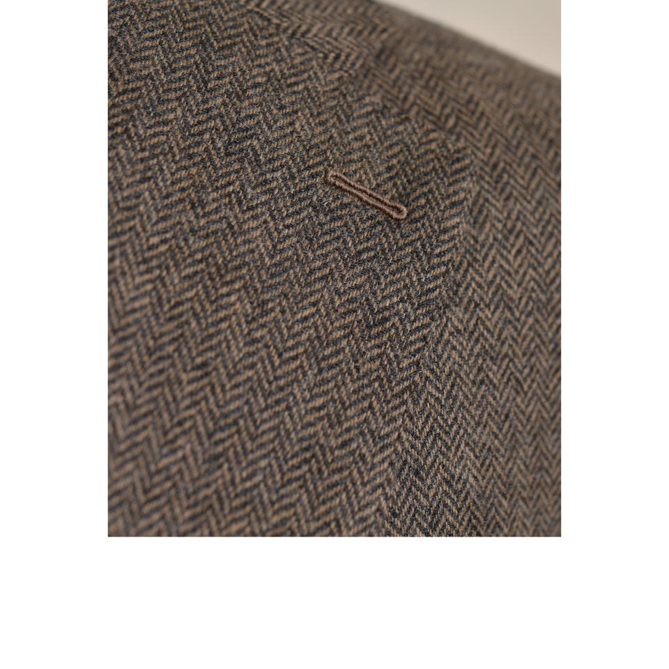Amidé Hadelin | MTO | Abraham Moon herringbone hacking jacket - natural/brown_Milanese buttonhole