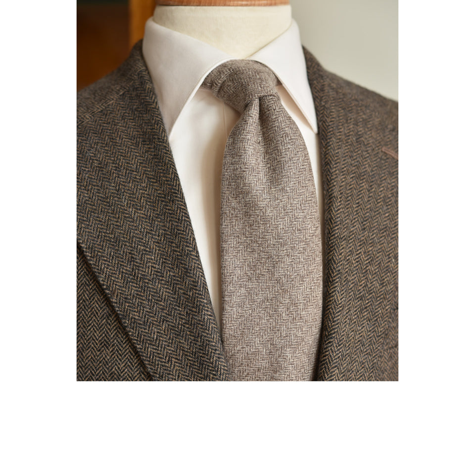Amidé Hadelin | Loden herringbone tie, beige_styled