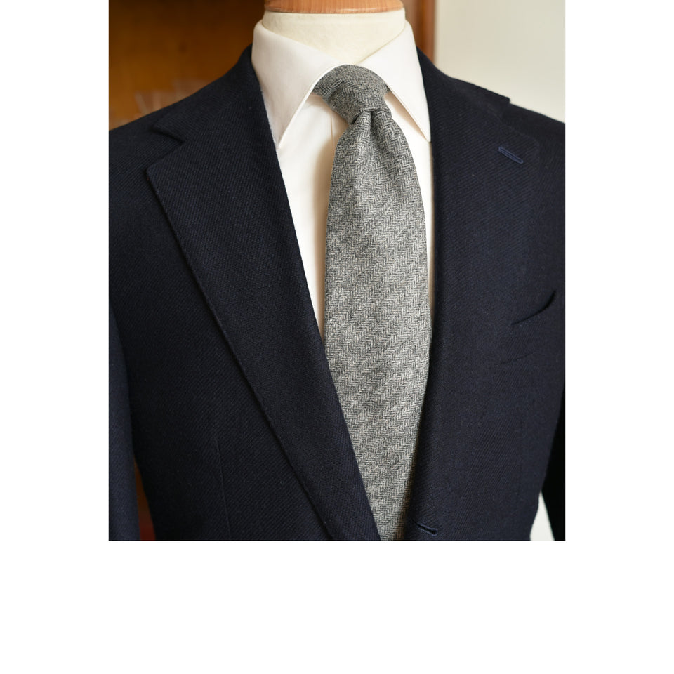 Amidé Hadelin | Loden herringbone tie, grey_styled