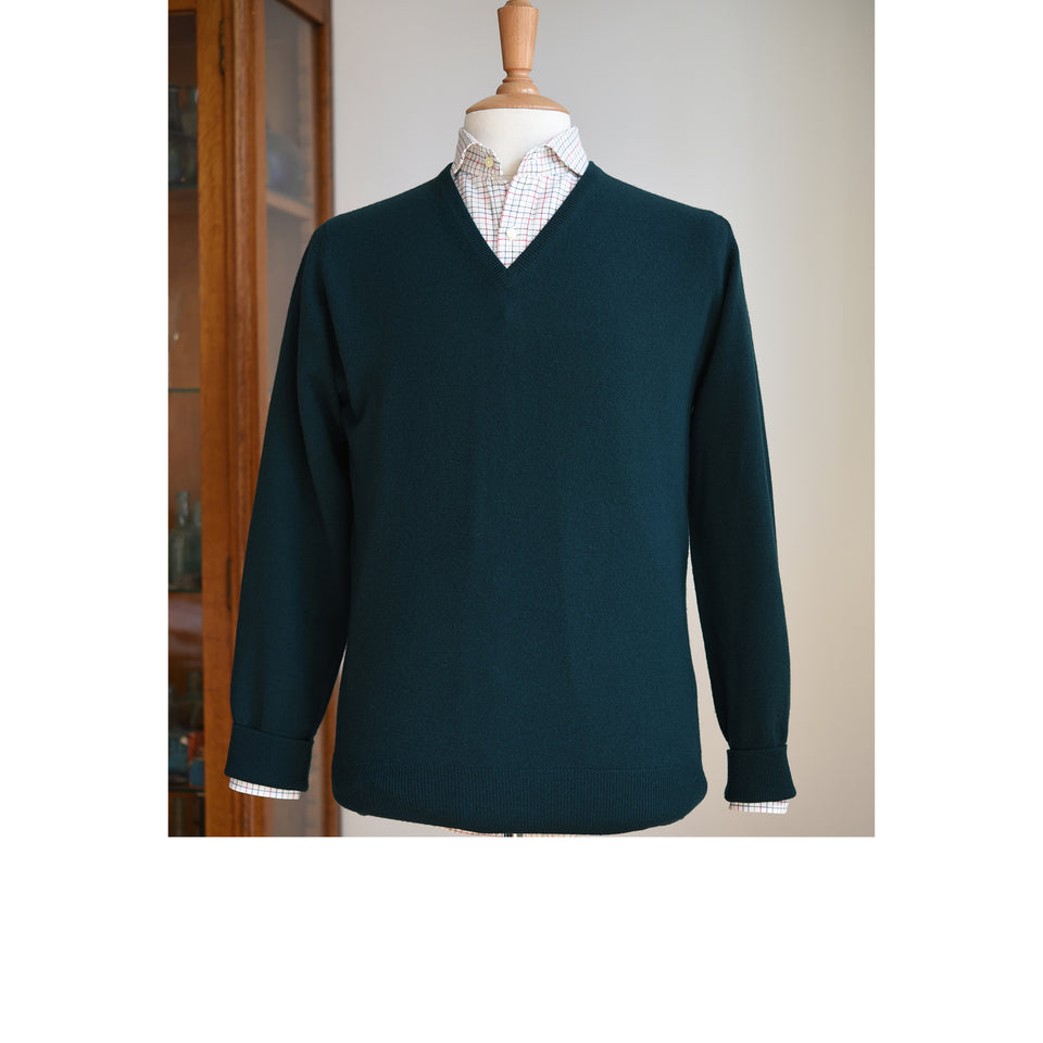Amidé Hadelin | Super Geelong V-neck jumper - dark green_styled